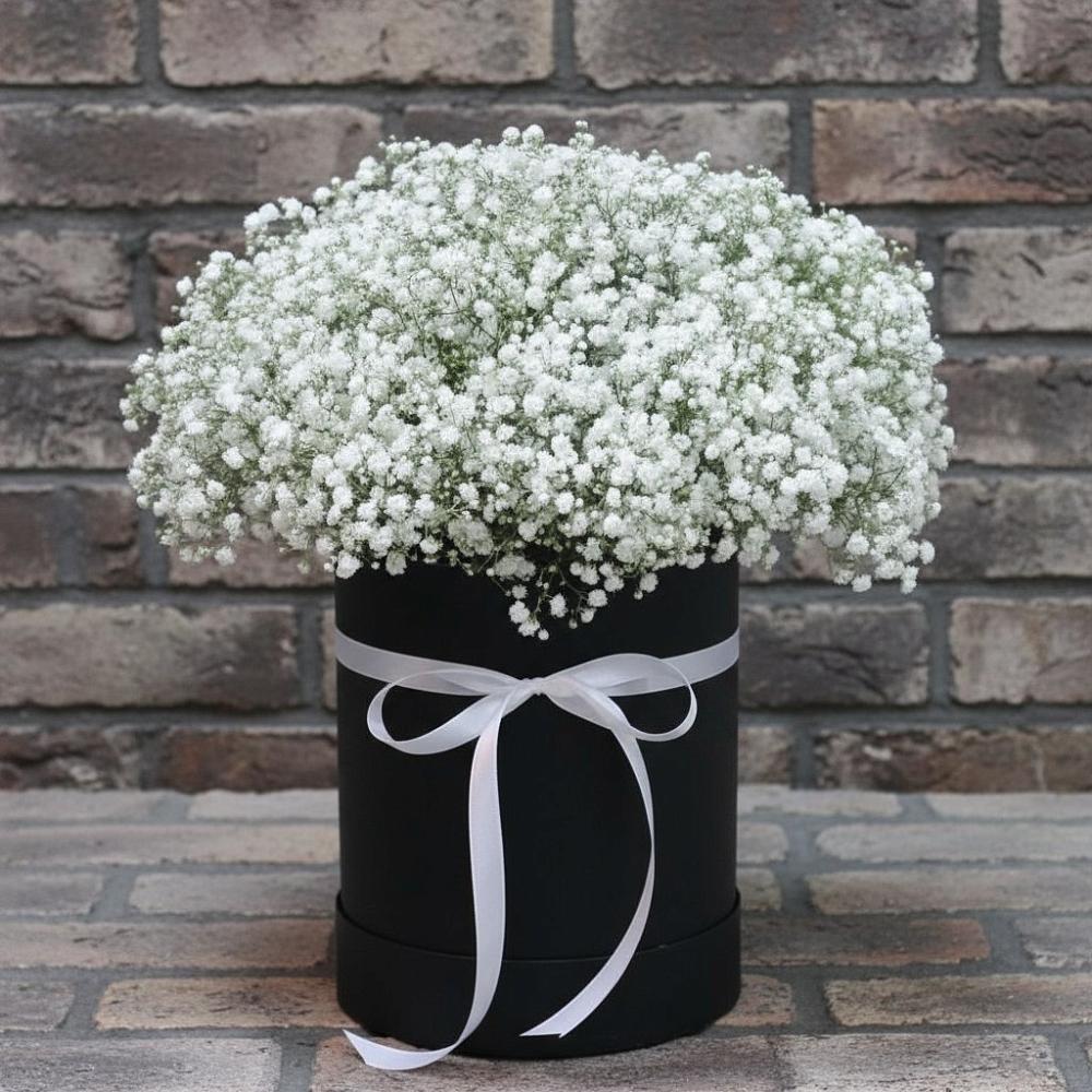 Цветочная композиция из Гипсофила в шляпной коробке в Аликоновке