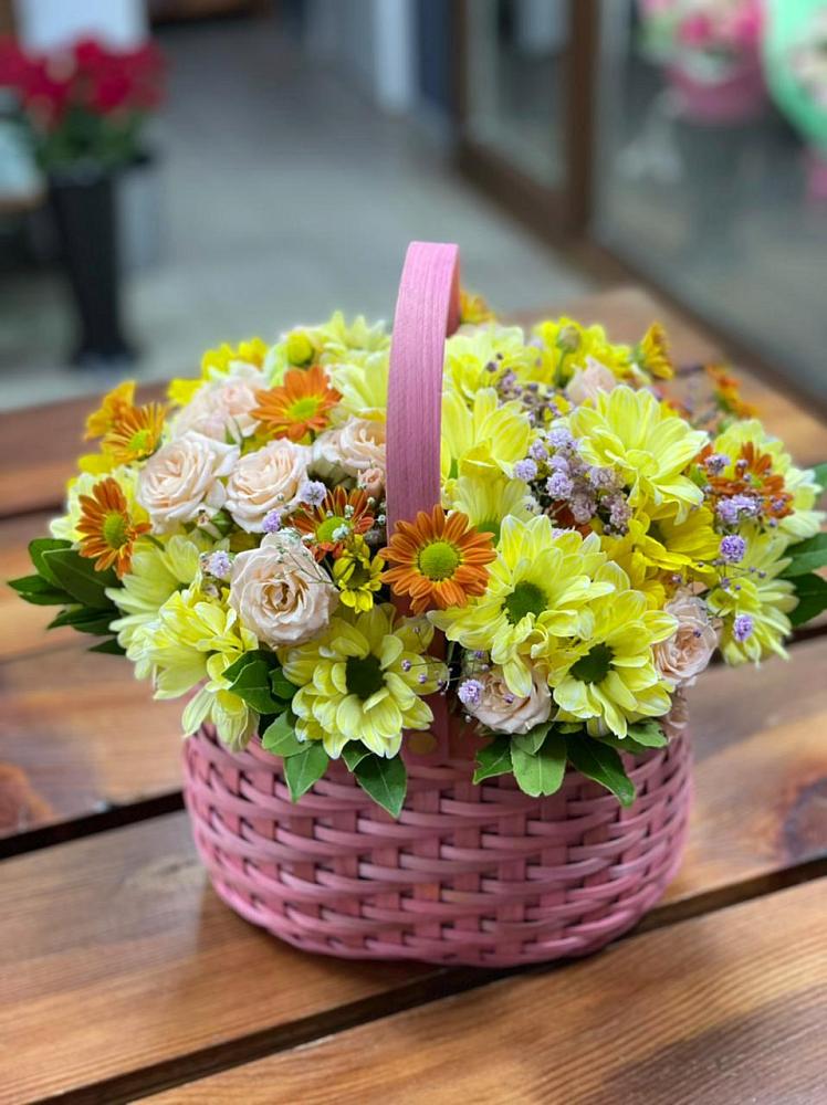 Цветочная композиция из Хризантемы и Розы в корзине в Аликоновке