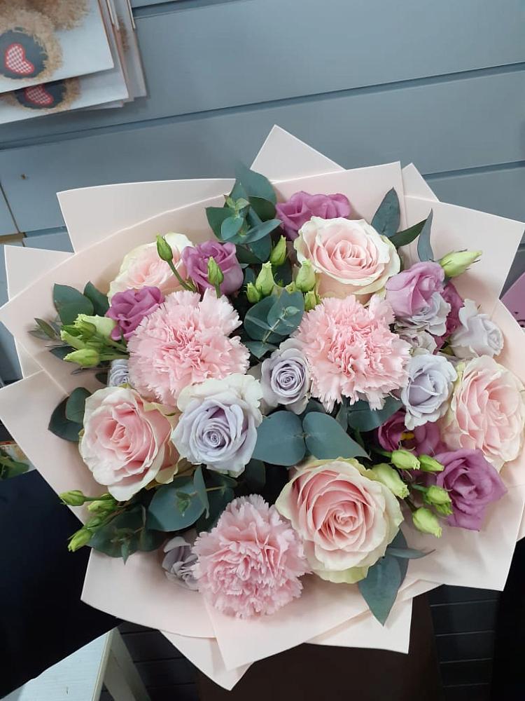 Букет цветов из: Розы, Гвоздики и Лизиантусы в Аликоновке